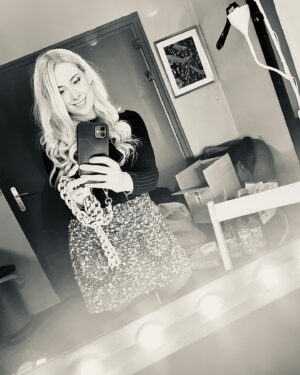 Laura Laune Instagram - Déjà 15 dates de rodage pour mon nouveau spectacle et déjà plein de souvenirs ! Je sais pas ce que j’ai préféré, quand les alcooliques ont chanté « la bite à dudule » pendant 6 heures devant mon hôtel à Lille, quand les habitants de Caen m’ont sorti toutes leurs vannes sur « tu reviens quand à Caen », ou quand j’ai dû échanger un rein contre 10 litres de SP95 à Marseille ! 

Merci pour vos retours incroyables sur le show, ça vaut pas un jerrican d’essence mais c’est gentil quand même ❤️❤️

#GloryAlleluia #NouveauSpectacle #Tournée