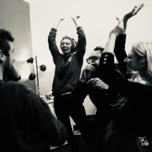 Laura Laune Instagram - Grâce à vous 🥹❤️

Merci de croire en ce spectacle et d’être venus si nombreux pendant cette première année de tournée 😍🥹 Merci de me porter de date en date ❤️ On reprend en septembre !! 🙌

PS: la meilleure équipe du monde 
PPS: celui qui reconnaît la dernière photo ne gagne rien mais a une forte probabilité d’aimer un peu trop les enfants 

#GloryAlleluia