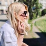 Laura Laune Instagram - Premières de #GloryAlleluia 🌟🥹 Ça fait plusieurs années que j’ai commencé à imaginer ce deuxième spectacle, que je le construis dans ma tête, que je réfléchis à comment vous présenter ce que je voudrais dire, et que je m’inquiète de comment vous allez l’accueillir 💕 Ça fait plus d’un an que j’ai commencé à choisir consciencieusement jour après jour chacun de ses 14218 mots✏️ Des choix qui ont été parfois difficiles tant les sujets abordés dans ce deuxième spectacle sont personnels et me tiennent à cœur. C’est donc avec une émotion très particulière que j’ai abordé ces toutes premières dates 🫣 J’avais plus que hâte de faire enfin voir le jour à ce projet avec lequel je vivais en tête à tête depuis beaucoup trop longtemps. Merci à vous d’avoir été là pour l’accueillir si chaleureusement cette semaine à Nantes ❤️ et à tous ceux qui seront là pour la suite ❤️ Merci à @darksmileprod, @bemorekindprod, @la_compagnie_nantes, @simon_gardaix, @marleneschaff 💕