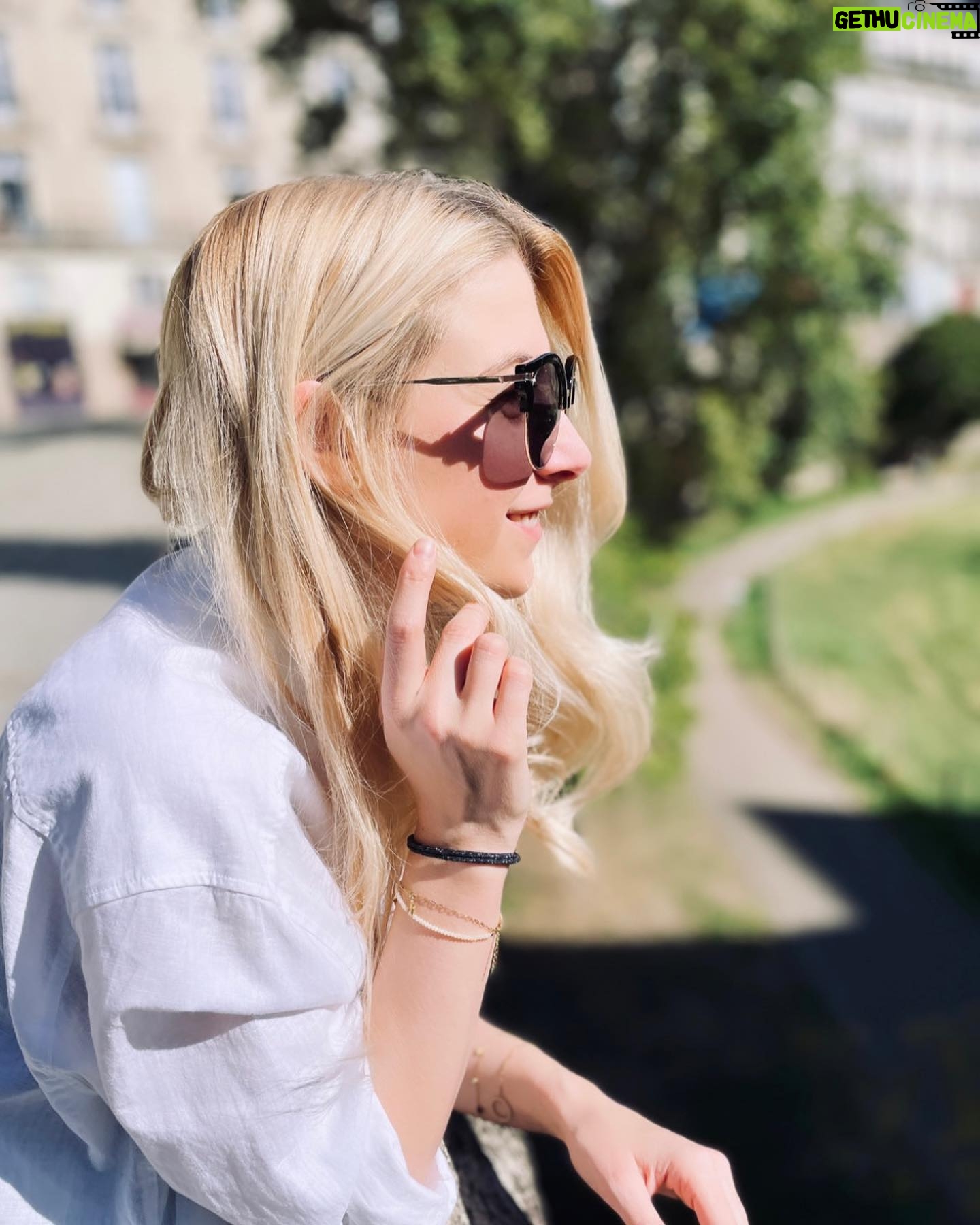 Laura Laune Instagram - Premières de #GloryAlleluia 🌟🥹 Ça fait plusieurs années que j’ai commencé à imaginer ce deuxième spectacle, que je le construis dans ma tête, que je réfléchis à comment vous présenter ce que je voudrais dire, et que je m’inquiète de comment vous allez l’accueillir 💕 Ça fait plus d’un an que j’ai commencé à choisir consciencieusement jour après jour chacun de ses 14218 mots✏️ Des choix qui ont été parfois difficiles tant les sujets abordés dans ce deuxième spectacle sont personnels et me tiennent à cœur. C’est donc avec une émotion très particulière que j’ai abordé ces toutes premières dates 🫣 J’avais plus que hâte de faire enfin voir le jour à ce projet avec lequel je vivais en tête à tête depuis beaucoup trop longtemps. Merci à vous d’avoir été là pour l’accueillir si chaleureusement cette semaine à Nantes ❤️ et à tous ceux qui seront là pour la suite ❤️ Merci à @darksmileprod, @bemorekindprod, @la_compagnie_nantes, @simon_gardaix, @marleneschaff 💕