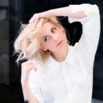 Laura Laune Instagram - Pose naturelle en salle de bain d’hôtel de tournée sur décor de flacons de shampoing Coiffure : Brigitte Bardot Tenue : Brigitte Macron Décor : Mercure de balek-les-bains Photo : un gars pas cher