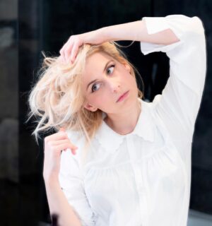 Laura Laune Instagram - Pose naturelle en salle de bain d’hôtel de tournée sur décor de flacons de shampoing

Coiffure : Brigitte Bardot
Tenue : Brigitte Macron 
Décor : Mercure de balek-les-bains 
Photo : un gars pas cher