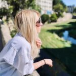 Laura Laune Instagram - Premières de #GloryAlleluia 🌟🥹 Ça fait plusieurs années que j’ai commencé à imaginer ce deuxième spectacle, que je le construis dans ma tête, que je réfléchis à comment vous présenter ce que je voudrais dire, et que je m’inquiète de comment vous allez l’accueillir 💕 Ça fait plus d’un an que j’ai commencé à choisir consciencieusement jour après jour chacun de ses 14218 mots✏️ Des choix qui ont été parfois difficiles tant les sujets abordés dans ce deuxième spectacle sont personnels et me tiennent à cœur. C’est donc avec une émotion très particulière que j’ai abordé ces toutes premières dates 🫣 J’avais plus que hâte de faire enfin voir le jour à ce projet avec lequel je vivais en tête à tête depuis beaucoup trop longtemps. Merci à vous d’avoir été là pour l’accueillir si chaleureusement cette semaine à Nantes ❤️ et à tous ceux qui seront là pour la suite ❤️ Merci à @darksmileprod, @bemorekindprod, @la_compagnie_nantes, @simon_gardaix, @marleneschaff 💕