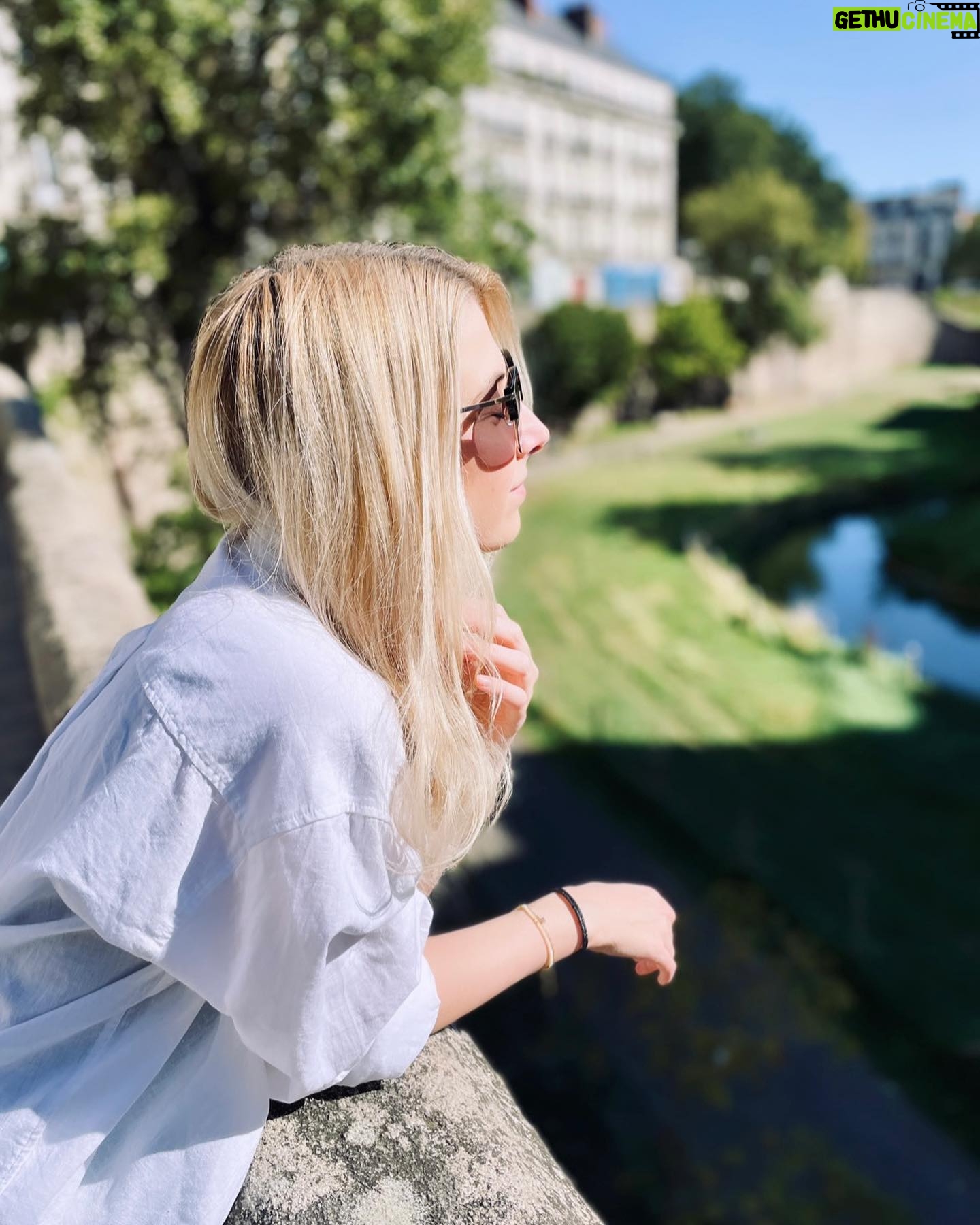 Laura Laune Instagram - Premières de #GloryAlleluia 🌟🥹 Ça fait plusieurs années que j’ai commencé à imaginer ce deuxième spectacle, que je le construis dans ma tête, que je réfléchis à comment vous présenter ce que je voudrais dire, et que je m’inquiète de comment vous allez l’accueillir 💕 Ça fait plus d’un an que j’ai commencé à choisir consciencieusement jour après jour chacun de ses 14218 mots✏️ Des choix qui ont été parfois difficiles tant les sujets abordés dans ce deuxième spectacle sont personnels et me tiennent à cœur. C’est donc avec une émotion très particulière que j’ai abordé ces toutes premières dates 🫣 J’avais plus que hâte de faire enfin voir le jour à ce projet avec lequel je vivais en tête à tête depuis beaucoup trop longtemps. Merci à vous d’avoir été là pour l’accueillir si chaleureusement cette semaine à Nantes ❤️ et à tous ceux qui seront là pour la suite ❤️ Merci à @darksmileprod, @bemorekindprod, @la_compagnie_nantes, @simon_gardaix, @marleneschaff 💕