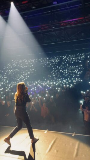 Laura Laune Instagram - Merci à tous de me suivre dans cette tournée incroyable ❤️ On continue ce soir au Havre 😍🙌