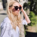Laura Laune Instagram - Premières de #GloryAlleluia 🌟🥹 Ça fait plusieurs années que j’ai commencé à imaginer ce deuxième spectacle, que je le construis dans ma tête, que je réfléchis à comment vous présenter ce que je voudrais dire, et que je m’inquiète de comment vous allez l’accueillir 💕 Ça fait plus d’un an que j’ai commencé à choisir consciencieusement jour après jour chacun de ses 14218 mots✏️ Des choix qui ont été parfois difficiles tant les sujets abordés dans ce deuxième spectacle sont personnels et me tiennent à cœur. C’est donc avec une émotion très particulière que j’ai abordé ces toutes premières dates 🫣 J’avais plus que hâte de faire enfin voir le jour à ce projet avec lequel je vivais en tête à tête depuis beaucoup trop longtemps. Merci à vous d’avoir été là pour l’accueillir si chaleureusement cette semaine à Nantes ❤️ et à tous ceux qui seront là pour la suite ❤️ Merci à @darksmileprod, @bemorekindprod, @la_compagnie_nantes, @simon_gardaix, @marleneschaff 💕