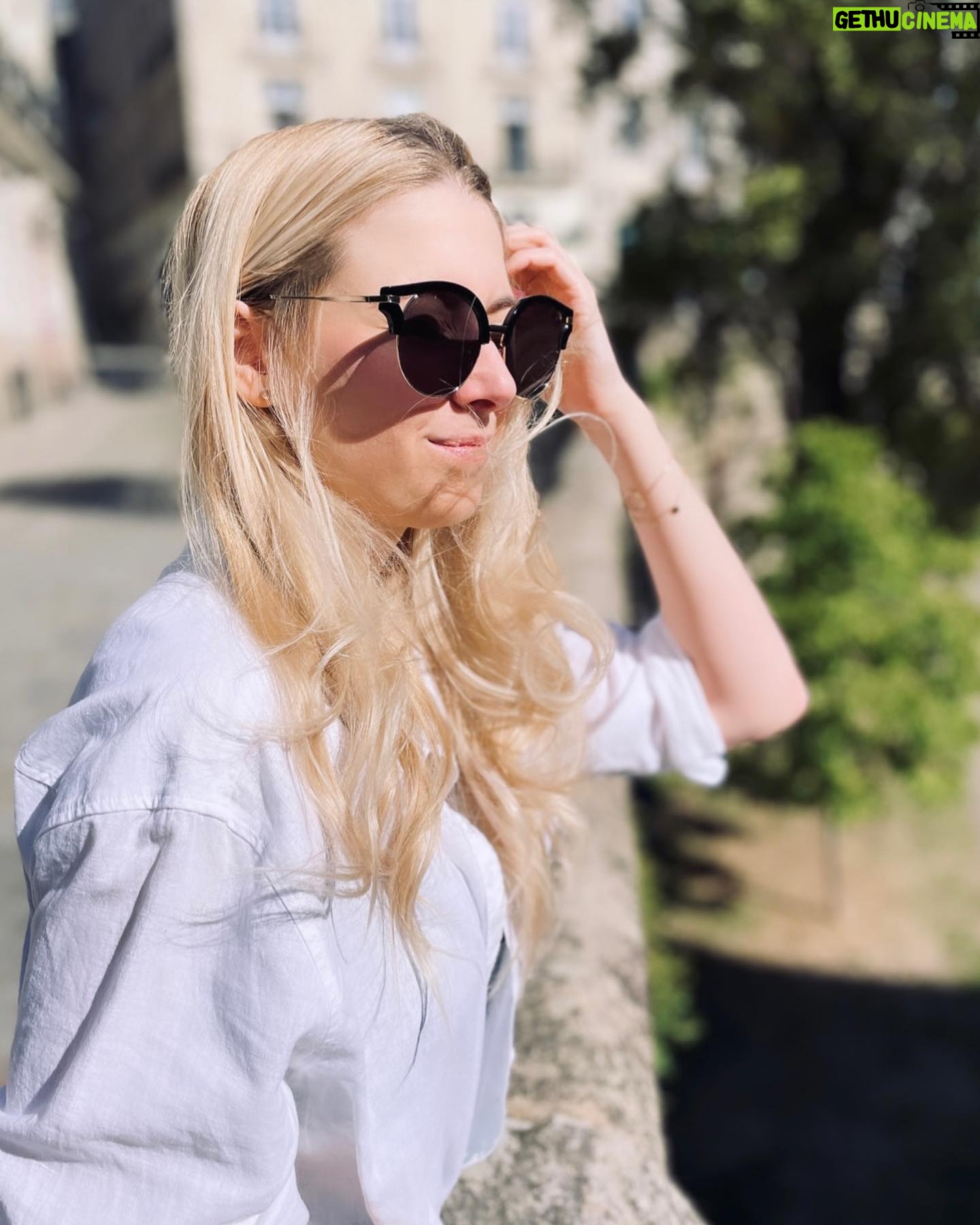Laura Laune Instagram - Premières de #GloryAlleluia 🌟🥹 Ça fait plusieurs années que j’ai commencé à imaginer ce deuxième spectacle, que je le construis dans ma tête, que je réfléchis à comment vous présenter ce que je voudrais dire, et que je m’inquiète de comment vous allez l’accueillir 💕 Ça fait plus d’un an que j’ai commencé à choisir consciencieusement jour après jour chacun de ses 14218 mots✏️ Des choix qui ont été parfois difficiles tant les sujets abordés dans ce deuxième spectacle sont personnels et me tiennent à cœur. C’est donc avec une émotion très particulière que j’ai abordé ces toutes premières dates 🫣 J’avais plus que hâte de faire enfin voir le jour à ce projet avec lequel je vivais en tête à tête depuis beaucoup trop longtemps. Merci à vous d’avoir été là pour l’accueillir si chaleureusement cette semaine à Nantes ❤️ et à tous ceux qui seront là pour la suite ❤️ Merci à @darksmileprod, @bemorekindprod, @la_compagnie_nantes, @simon_gardaix, @marleneschaff 💕
