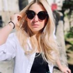 Laura Laune Instagram – Premières de #GloryAlleluia 🌟🥹

Ça fait plusieurs années que j’ai commencé à imaginer ce deuxième spectacle, que je le construis dans ma tête, que je réfléchis à comment vous présenter ce que je voudrais dire, et que je m’inquiète de comment vous allez l’accueillir 💕 Ça fait plus d’un an que j’ai commencé à choisir consciencieusement jour après jour chacun de ses 14218 mots✏️ Des choix qui ont été parfois difficiles tant les sujets abordés dans ce deuxième spectacle sont personnels et me tiennent à cœur. C’est donc avec une émotion très particulière que j’ai abordé ces toutes premières dates 🫣 J’avais plus que hâte de faire enfin voir le jour à ce projet avec lequel je vivais en tête à tête depuis beaucoup trop longtemps. Merci à vous d’avoir été là pour l’accueillir si chaleureusement cette semaine à Nantes ❤️ et à tous ceux qui seront là pour la suite ❤️ 

Merci à @darksmileprod, @bemorekindprod, @la_compagnie_nantes, @simon_gardaix, @marleneschaff 💕