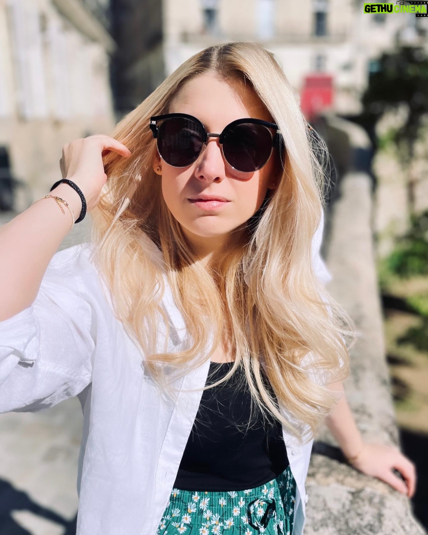 Laura Laune Instagram - Premières de #GloryAlleluia 🌟🥹 Ça fait plusieurs années que j’ai commencé à imaginer ce deuxième spectacle, que je le construis dans ma tête, que je réfléchis à comment vous présenter ce que je voudrais dire, et que je m’inquiète de comment vous allez l’accueillir 💕 Ça fait plus d’un an que j’ai commencé à choisir consciencieusement jour après jour chacun de ses 14218 mots✏️ Des choix qui ont été parfois difficiles tant les sujets abordés dans ce deuxième spectacle sont personnels et me tiennent à cœur. C’est donc avec une émotion très particulière que j’ai abordé ces toutes premières dates 🫣 J’avais plus que hâte de faire enfin voir le jour à ce projet avec lequel je vivais en tête à tête depuis beaucoup trop longtemps. Merci à vous d’avoir été là pour l’accueillir si chaleureusement cette semaine à Nantes ❤️ et à tous ceux qui seront là pour la suite ❤️ Merci à @darksmileprod, @bemorekindprod, @la_compagnie_nantes, @simon_gardaix, @marleneschaff 💕