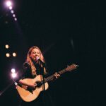 Laura Laune Instagram - Québec 😍🇨🇦 Rdv le 14/11/24 à l’Olympia de Montréal, et le 15/11/24 au théâtre Capitole à Québec 🤩❤️ On a bien dit 2024, je vous vois ceux qui vont m’écrire dans 3 semaines « je t’ai attendue toute la soirée dans le froid je me suis trompé de date j’ai perdu un orteil dans l’histoire » 👀 Achetez-vous un agenda et des grosses chaussettes et laissez-moi tranquille 🐿️🧦