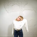 Laura Laune Instagram – Nous sommes à une semaine de la première de mon nouveau spectacle, j’ai voulu poster une photo de mon état physique actuel mais mon équipe a dit « heu.. et si on fouillait plutôt dans les photos du shooting qu’on a fait y a 6 mois ? » Ils ont donc choisi ces photos où j’ai l’air d’une teubé qui galère à enfiler un pull.