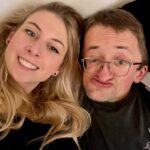 Laura Laune Instagram - Les émotions sont intenses donc ça a été dur pour moi de prendre la parole depuis jeudi. Vos messages de soutien me touchent infiniment, ainsi que vos messages pour Guillaume, et je vous remercie de tout cœur pour ça. En regardant les commentaires sur nos vidéos, Guillaume me disait toujours « les gens nous aiment ma lau » ❤️ On peut se permettre de se vanner comme on le faisait seulement quand on a une confiance profonde dans l’amour sincère qu’on a l’un pour l’autre. Il y a quatre ans, dans un moment de doute, Guillaume m’avait dit : « fais-le pour moi ». Ces mots font plus que jamais écho aujourd’hui. Quand la force n’y est plus, c’est l’amour qui permet d’avancer. Vous connaissez notre duo mais avec Neil, notre ami de toujours, nous formions surtout un trio inséparable, qu’on avait appelé le Trio magique, bêtement, mais je vous jure qu’il l’était ❤️ Ce texte pour qu’on oublie jamais ce qui nous liait. Je pense à Neil, je pense à Guillaume, et à toutes les personnes qu’il a marquées dans sa vie.