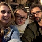 Laura Laune Instagram - Les émotions sont intenses donc ça a été dur pour moi de prendre la parole depuis jeudi. Vos messages de soutien me touchent infiniment, ainsi que vos messages pour Guillaume, et je vous remercie de tout cœur pour ça. En regardant les commentaires sur nos vidéos, Guillaume me disait toujours « les gens nous aiment ma lau » ❤️ On peut se permettre de se vanner comme on le faisait seulement quand on a une confiance profonde dans l’amour sincère qu’on a l’un pour l’autre. Il y a quatre ans, dans un moment de doute, Guillaume m’avait dit : « fais-le pour moi ». Ces mots font plus que jamais écho aujourd’hui. Quand la force n’y est plus, c’est l’amour qui permet d’avancer. Vous connaissez notre duo mais avec Neil, notre ami de toujours, nous formions surtout un trio inséparable, qu’on avait appelé le Trio magique, bêtement, mais je vous jure qu’il l’était ❤️ Ce texte pour qu’on oublie jamais ce qui nous liait. Je pense à Neil, je pense à Guillaume, et à toutes les personnes qu’il a marquées dans sa vie.