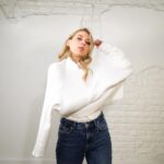 Laura Laune Instagram – Nous sommes à une semaine de la première de mon nouveau spectacle, j’ai voulu poster une photo de mon état physique actuel mais mon équipe a dit « heu.. et si on fouillait plutôt dans les photos du shooting qu’on a fait y a 6 mois ? » Ils ont donc choisi ces photos où j’ai l’air d’une teubé qui galère à enfiler un pull.