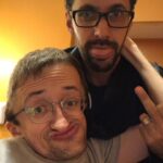 Laura Laune Instagram - Les émotions sont intenses donc ça a été dur pour moi de prendre la parole depuis jeudi. Vos messages de soutien me touchent infiniment, ainsi que vos messages pour Guillaume, et je vous remercie de tout cœur pour ça. En regardant les commentaires sur nos vidéos, Guillaume me disait toujours « les gens nous aiment ma lau » ❤️ On peut se permettre de se vanner comme on le faisait seulement quand on a une confiance profonde dans l’amour sincère qu’on a l’un pour l’autre. Il y a quatre ans, dans un moment de doute, Guillaume m’avait dit : « fais-le pour moi ». Ces mots font plus que jamais écho aujourd’hui. Quand la force n’y est plus, c’est l’amour qui permet d’avancer. Vous connaissez notre duo mais avec Neil, notre ami de toujours, nous formions surtout un trio inséparable, qu’on avait appelé le Trio magique, bêtement, mais je vous jure qu’il l’était ❤️ Ce texte pour qu’on oublie jamais ce qui nous liait. Je pense à Neil, je pense à Guillaume, et à toutes les personnes qu’il a marquées dans sa vie.