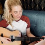 Laura Laune Instagram – Je sais qu’en ce moment il y a beaucoup de problèmes très graves dans le monde comme la guerre, la famine ou les catastrophes climatiques, mais la première de mon spectacle est dans moins de deux semaines et je viens de casser ma guitare, alors j’aimerais bien qu’on s’inquiète un peu pour moi aussi. Merci.