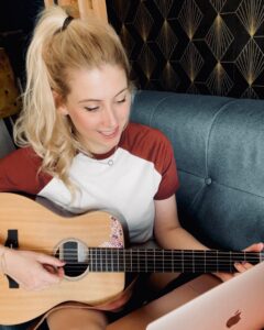 Laura Laune Instagram - Je sais qu’en ce moment il y a beaucoup de problèmes très graves dans le monde comme la guerre, la famine ou les catastrophes climatiques, mais la première de mon spectacle est dans moins de deux semaines et je viens de casser ma guitare, alors j’aimerais bien qu’on s’inquiète un peu pour moi aussi. Merci.