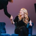 Laura Laune Instagram – Il y a quelques mois, j’ai reçu un message du théâtre Antoine, qui contenait une proposition et un scénario pour une pièce. Je me suis dit NON, non non non, vous êtes FOUS, je n’ai pas DU TOUT le temps de me lancer dans un projet théâtre, avec ma tournée et tous les autres projets en cours, un grand NON avec les bras comme ça 🙅‍♀️ 
Et puis j’ai lu le texte… et j’ai répondu OUI, BIEN SÛR QUE OUI, un IMMENSE OUI avec les mains comme ça 🫶… 

Bref je me suis lancée dans cette folie, j’y ai perdu des heures de sommeil, mon futur burn out a dit « trop bien je vais me pointer plus tôt que prévu », mais je rejoins les très grandes Anne Parillaud et Anne Bouvier à chaque répétition le cœur au bord des yeux et la tête pleine d’un texte dont les mots résonnent très fort en moi et redonnent de l’espoir. 

Avec Anne Parillaud, pendant 1h30, nous prêtons nos voix aux témoignages de légendes féminines et féministes telles que Marjane Satrapi, Virginie Despentes, Emma Thompson, Viola Davis, Mona Eltahawi, et plein d’autres, qui ont toutes répondu à une seule et même question posée par @annickcojean dans le cadre d’interviews à cœurs ouverts : « Je ne serais pas arrivée là si… ? » 

Je pourrais vous dire combien ces témoignages sont puissants, bouleversants, drôles, brillants, courageux, violents parfois, à quel point ils sont indispensables par les temps qui courent (comme disent les gens qui disent « par les temps qui courent »), vous dire en quoi ils me touchent et m’apportent du réconfort et du courage à ce moment de ma vie où j’ai moi-même fait le choix de me livrer en toute intimité dans mon spectacle. Mais je préfère que vous veniez le voir par vous-mêmes parce que j’aurais vraiment le seum d’avoir appris tous ces textes pour rien. 

Ça commence le 23 avril au @theatreantoine, jusqu’au 1er juin ❤️ 

Mise en scène @anne.bouvier0444, sans oublier @laura.favier.comedienne ❤️
@anneparillaudofficiel @jmdproduction