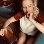 Laura Laune Instagram – Je sais qu’en ce moment il y a beaucoup de problèmes très graves dans le monde comme la guerre, la famine ou les catastrophes climatiques, mais la première de mon spectacle est dans moins de deux semaines et je viens de casser ma guitare, alors j’aimerais bien qu’on s’inquiète un peu pour moi aussi. Merci.