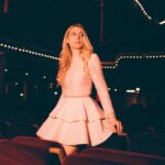 Laura Laune Instagram – Parfois en message privé, vous me demandez d’où viennent mes tenues de scène, et parfois, vous me demandez de venir jouer dans votre garage à l’occasion du concours du plus gros buveur de bière sans les mains organisé par votre cousin « qui a le même humour que moi ». Comme j’avais envie d’insulter personne aujourd’hui, j’ai choisi de répondre à la première question ! Merci à Céline Hétroit pour ses créations ❤️ 
@celinehetroit_creation
