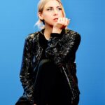 Laura Laune Instagram – Il y a quelques mois, j’ai reçu un message du théâtre Antoine, qui contenait une proposition et un scénario pour une pièce. Je me suis dit NON, non non non, vous êtes FOUS, je n’ai pas DU TOUT le temps de me lancer dans un projet théâtre, avec ma tournée et tous les autres projets en cours, un grand NON avec les bras comme ça 🙅‍♀️ 
Et puis j’ai lu le texte… et j’ai répondu OUI, BIEN SÛR QUE OUI, un IMMENSE OUI avec les mains comme ça 🫶… 

Bref je me suis lancée dans cette folie, j’y ai perdu des heures de sommeil, mon futur burn out a dit « trop bien je vais me pointer plus tôt que prévu », mais je rejoins les très grandes Anne Parillaud et Anne Bouvier à chaque répétition le cœur au bord des yeux et la tête pleine d’un texte dont les mots résonnent très fort en moi et redonnent de l’espoir. 

Avec Anne Parillaud, pendant 1h30, nous prêtons nos voix aux témoignages de légendes féminines et féministes telles que Marjane Satrapi, Virginie Despentes, Emma Thompson, Viola Davis, Mona Eltahawi, et plein d’autres, qui ont toutes répondu à une seule et même question posée par @annickcojean dans le cadre d’interviews à cœurs ouverts : « Je ne serais pas arrivée là si… ? » 

Je pourrais vous dire combien ces témoignages sont puissants, bouleversants, drôles, brillants, courageux, violents parfois, à quel point ils sont indispensables par les temps qui courent (comme disent les gens qui disent « par les temps qui courent »), vous dire en quoi ils me touchent et m’apportent du réconfort et du courage à ce moment de ma vie où j’ai moi-même fait le choix de me livrer en toute intimité dans mon spectacle. Mais je préfère que vous veniez le voir par vous-mêmes parce que j’aurais vraiment le seum d’avoir appris tous ces textes pour rien. 

Ça commence le 23 avril au @theatreantoine, jusqu’au 1er juin ❤️ 

Mise en scène @anne.bouvier0444, sans oublier @laura.favier.comedienne ❤️
@anneparillaudofficiel @jmdproduction