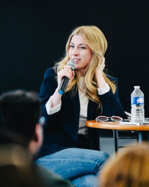Laura Laune Instagram - Aujourd’hui j’étais l’invitée de la Plateforme Acti   de l’Ugecam pour faire une sensibilisation sur l’autisme, à l’occasion de la journée de l’autisme 🫶 Merci à eux de travailler à déconstruire les clichés 🙏❤️