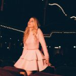 Laura Laune Instagram – Parfois en message privé, vous me demandez d’où viennent mes tenues de scène, et parfois, vous me demandez de venir jouer dans votre garage à l’occasion du concours du plus gros buveur de bière sans les mains organisé par votre cousin « qui a le même humour que moi ». Comme j’avais envie d’insulter personne aujourd’hui, j’ai choisi de répondre à la première question ! Merci à Céline Hétroit pour ses créations ❤️ 
@celinehetroit_creation
