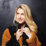 Laura Laune Instagram - On se retrouve à partir de demain aux Folies Bergère 😍🔥 J’ai dit à ma famille c’est Paris me foutez pas la honte, mais ils viennent en bus à 18 de Belgique je crois que c’est mort, les 5 chiens dans le coffre, les frigo box avec les couques au gouda, j’ai rien pu faire, bonne chance à ceux qui seront assis à côté Photo @pascal_ito_officiel ✨