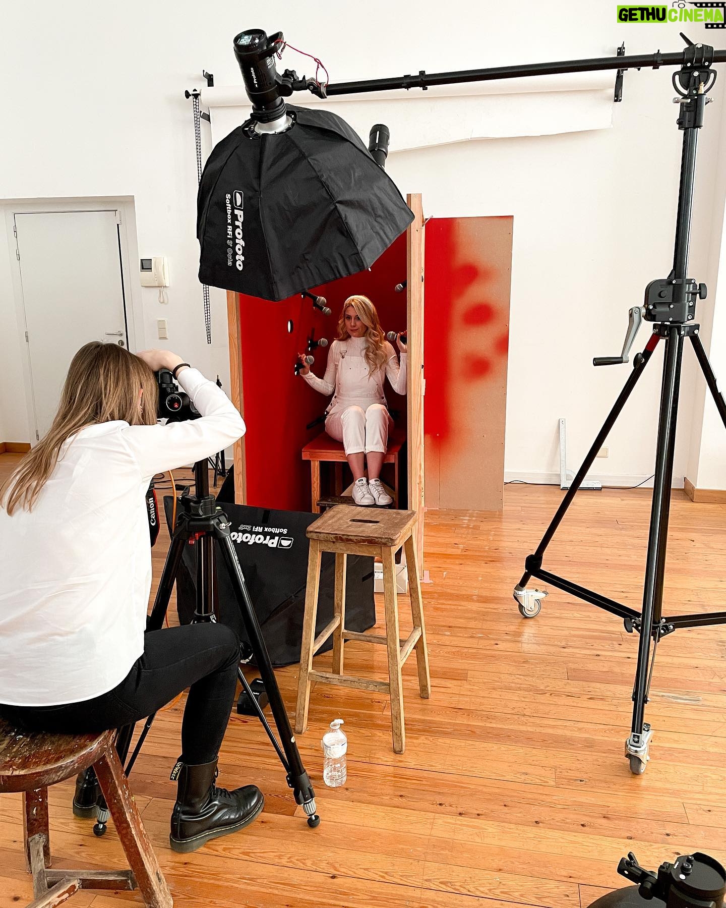 Laura Laune Instagram - Making of affiche 🎤🌟😁#GloryAlleluia #NouveauSpectacle #J-52 🥹