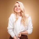Laura Laune Instagram – Pour fêter la France aujourd’hui, je vous propose d’aller sur lauralaune.com et d’acheter des places pour le spectacle d’une belge qui n’a jamais dit un seul mot de travers sur la France et les Français.

#GloryAlleluia #NouveauSpectacle #J-63