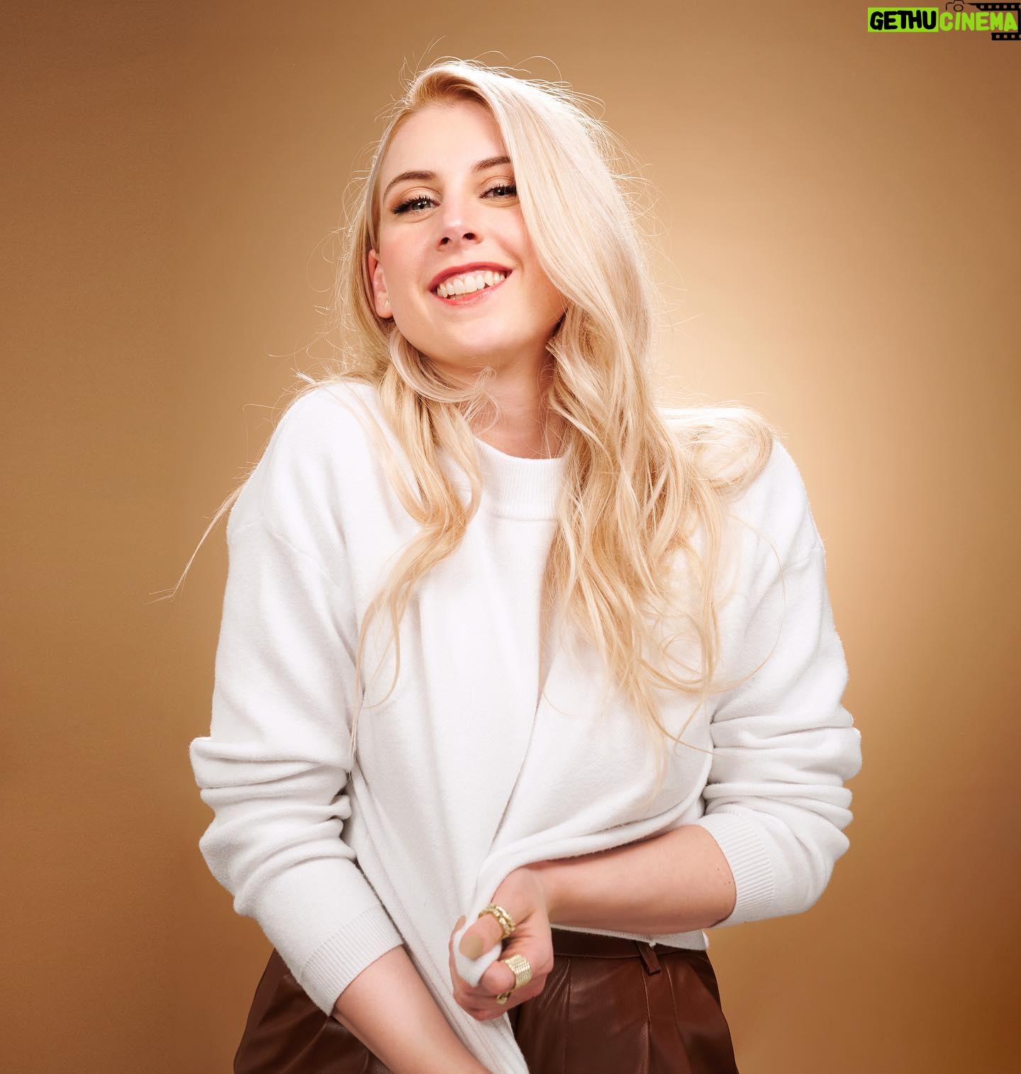 Laura Laune Instagram - Pour fêter la France aujourd’hui, je vous propose d’aller sur lauralaune.com et d’acheter des places pour le spectacle d’une belge qui n’a jamais dit un seul mot de travers sur la France et les Français. #GloryAlleluia #NouveauSpectacle #J-63