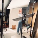 Laura Laune Instagram – Une photo de moi pendant qu’on prend une photo de moi à côté d’un écran affichant une photo de moi. Et vous vous en êtes où avec le narcissisme ?
#shooting #backstage