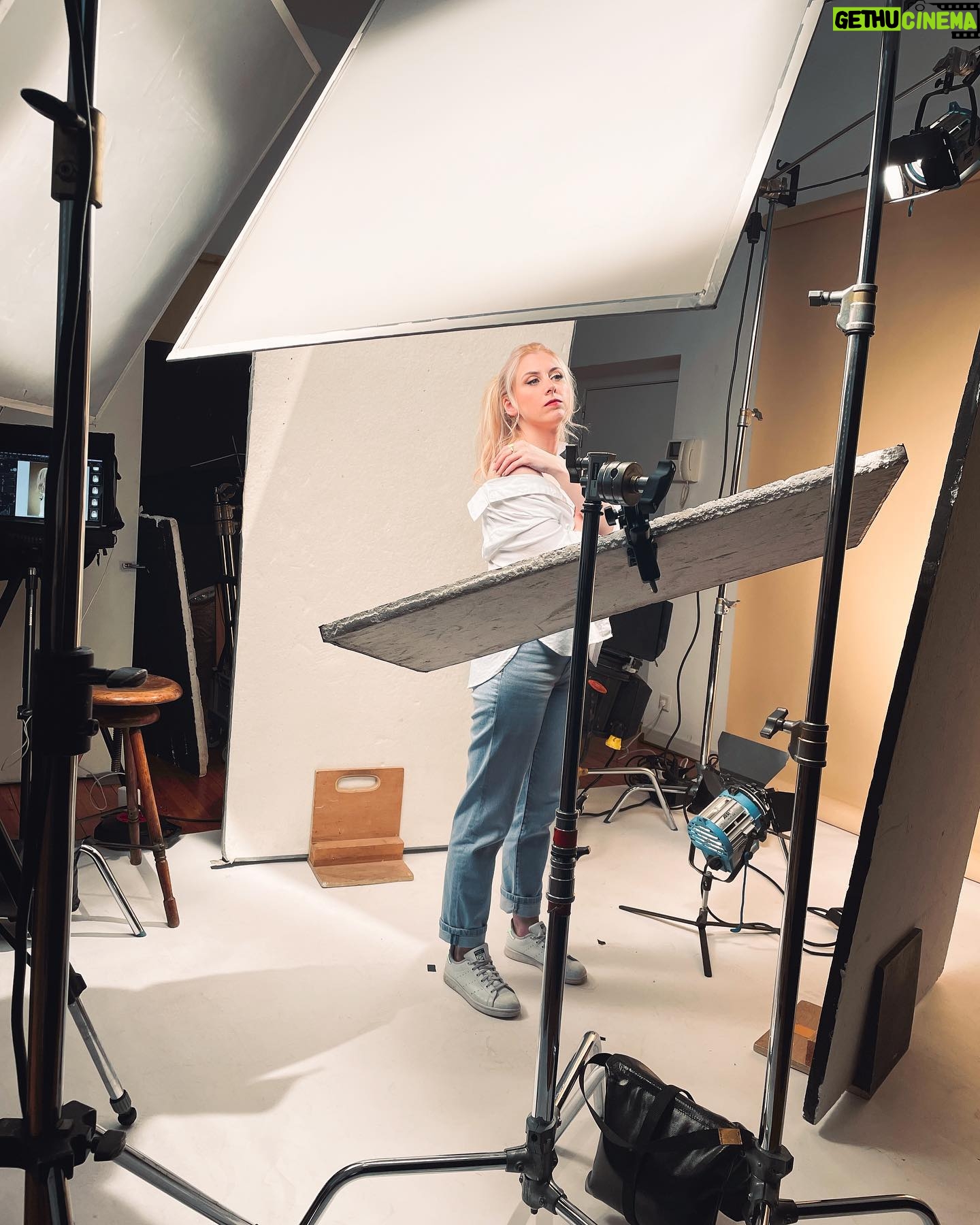Laura Laune Instagram - Une photo de moi pendant qu’on prend une photo de moi à côté d’un écran affichant une photo de moi. Et vous vous en êtes où avec le narcissisme ? #shooting #backstage