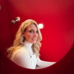 Laura Laune Instagram – Comment avoir l’air naturelle dans un glory hole, leçon n°1. #GloryAlleluia #NouveauSpectacle
