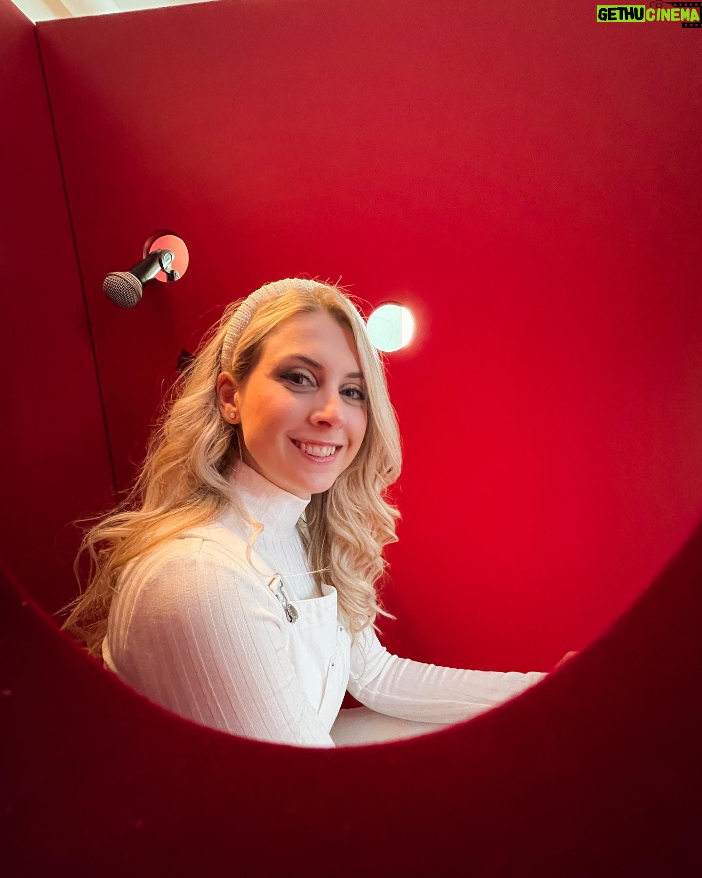 Laura Laune Instagram - Comment avoir l’air naturelle dans un glory hole, leçon n°1. #GloryAlleluia #NouveauSpectacle