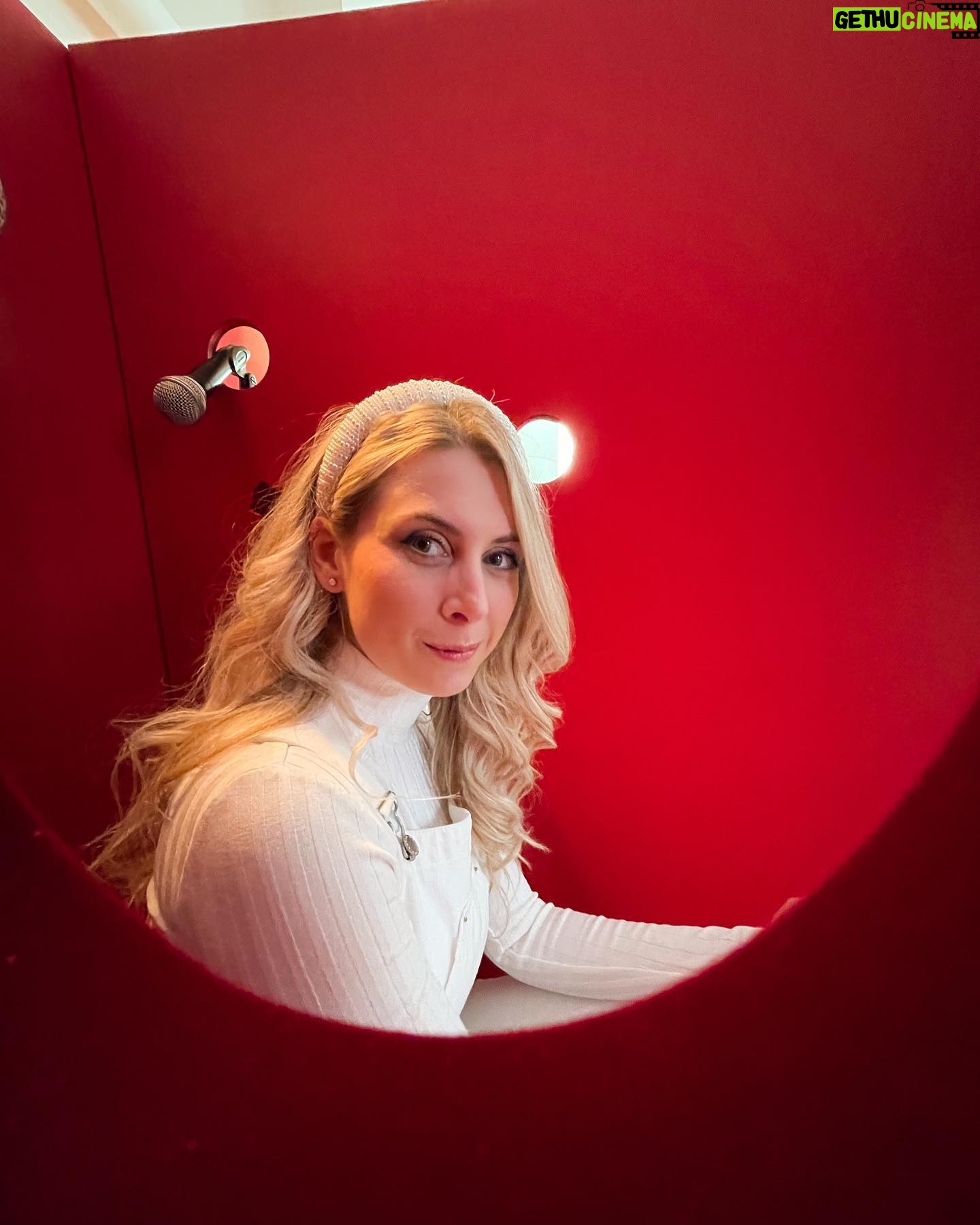 Laura Laune Instagram - Comment avoir l’air naturelle dans un glory hole, leçon n°1. #GloryAlleluia #NouveauSpectacle