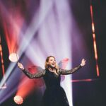 Laura Laune Instagram – Rediffusion de mon premier spectacle ce soir sur @cstarlachaine à 21h10 😍🌟 Suivi d’un documentaire sur ma vie dans lequel @guillaume_bats va s’incruster de manière intempestive et envahissante tel un pop up sur un site porno 

#LeDiableEstUneGentillePetiteFille suivi de #LaVictoireDeLAudace 🌟🎬