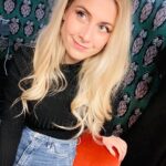 Laura Laune Instagram - Déjà 15 dates de rodage pour mon nouveau spectacle et déjà plein de souvenirs ! Je sais pas ce que j’ai préféré, quand les alcooliques ont chanté « la bite à dudule » pendant 6 heures devant mon hôtel à Lille, quand les habitants de Caen m’ont sorti toutes leurs vannes sur « tu reviens quand à Caen », ou quand j’ai dû échanger un rein contre 10 litres de SP95 à Marseille ! Merci pour vos retours incroyables sur le show, ça vaut pas un jerrican d’essence mais c’est gentil quand même ❤️❤️ #GloryAlleluia #NouveauSpectacle #Tournée