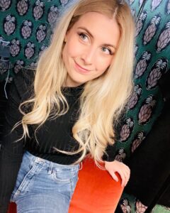 Laura Laune Instagram - Déjà 15 dates de rodage pour mon nouveau spectacle et déjà plein de souvenirs ! Je sais pas ce que j’ai préféré, quand les alcooliques ont chanté « la bite à dudule » pendant 6 heures devant mon hôtel à Lille, quand les habitants de Caen m’ont sorti toutes leurs vannes sur « tu reviens quand à Caen », ou quand j’ai dû échanger un rein contre 10 litres de SP95 à Marseille ! Merci pour vos retours incroyables sur le show, ça vaut pas un jerrican d’essence mais c’est gentil quand même ❤️❤️ #GloryAlleluia #NouveauSpectacle #Tournée
