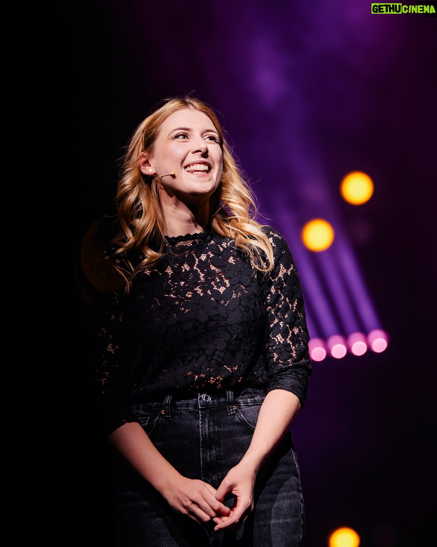 Laura Laune Instagram - La tournée de mon spectacle continue en parallèle de la pièce au @theatreantoine 🔥 On se retrouve dimanche à Serris, puis Plaisir, Porto et Lisbonne 😍 #GloryAlleluia #Tour