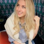 Laura Laune Instagram - Déjà 15 dates de rodage pour mon nouveau spectacle et déjà plein de souvenirs ! Je sais pas ce que j’ai préféré, quand les alcooliques ont chanté « la bite à dudule » pendant 6 heures devant mon hôtel à Lille, quand les habitants de Caen m’ont sorti toutes leurs vannes sur « tu reviens quand à Caen », ou quand j’ai dû échanger un rein contre 10 litres de SP95 à Marseille ! Merci pour vos retours incroyables sur le show, ça vaut pas un jerrican d’essence mais c’est gentil quand même ❤️❤️ #GloryAlleluia #NouveauSpectacle #Tournée