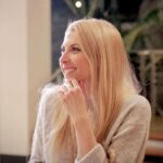 Laura Laune Instagram - Quand je fais semblant d’écouter ce que vous me dites en séance de dédicaces mais que je sais très bien qu’il y a un photographe à 3m de moi