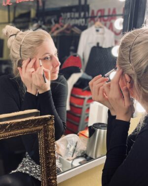Laura Laune Instagram - Déjà 15 dates de rodage pour mon nouveau spectacle et déjà plein de souvenirs ! Je sais pas ce que j’ai préféré, quand les alcooliques ont chanté « la bite à dudule » pendant 6 heures devant mon hôtel à Lille, quand les habitants de Caen m’ont sorti toutes leurs vannes sur « tu reviens quand à Caen », ou quand j’ai dû échanger un rein contre 10 litres de SP95 à Marseille ! 

Merci pour vos retours incroyables sur le show, ça vaut pas un jerrican d’essence mais c’est gentil quand même ❤️❤️

#GloryAlleluia #NouveauSpectacle #Tournée