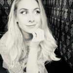 Laura Laune Instagram - Déjà 15 dates de rodage pour mon nouveau spectacle et déjà plein de souvenirs ! Je sais pas ce que j’ai préféré, quand les alcooliques ont chanté « la bite à dudule » pendant 6 heures devant mon hôtel à Lille, quand les habitants de Caen m’ont sorti toutes leurs vannes sur « tu reviens quand à Caen », ou quand j’ai dû échanger un rein contre 10 litres de SP95 à Marseille ! Merci pour vos retours incroyables sur le show, ça vaut pas un jerrican d’essence mais c’est gentil quand même ❤️❤️ #GloryAlleluia #NouveauSpectacle #Tournée
