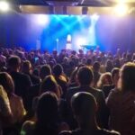 Laura Laune Instagram - Déjà 15 dates de rodage pour mon nouveau spectacle et déjà plein de souvenirs ! Je sais pas ce que j’ai préféré, quand les alcooliques ont chanté « la bite à dudule » pendant 6 heures devant mon hôtel à Lille, quand les habitants de Caen m’ont sorti toutes leurs vannes sur « tu reviens quand à Caen », ou quand j’ai dû échanger un rein contre 10 litres de SP95 à Marseille ! Merci pour vos retours incroyables sur le show, ça vaut pas un jerrican d’essence mais c’est gentil quand même ❤️❤️ #GloryAlleluia #NouveauSpectacle #Tournée