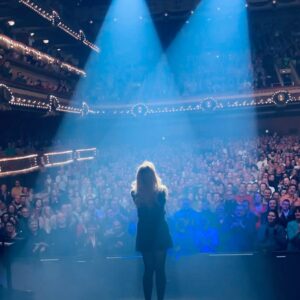 Laura Laune Instagram - Grâce à vous 🥹❤️

Merci de croire en ce spectacle et d’être venus si nombreux pendant cette première année de tournée 😍🥹 Merci de me porter de date en date ❤️ On reprend en septembre !! 🙌

PS: la meilleure équipe du monde 
PPS: celui qui reconnaît la dernière photo ne gagne rien mais a une forte probabilité d’aimer un peu trop les enfants 

#GloryAlleluia