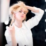 Laura Laune Instagram - Pose naturelle en salle de bain d’hôtel de tournée sur décor de flacons de shampoing Coiffure : Brigitte Bardot Tenue : Brigitte Macron Décor : Mercure de balek-les-bains Photo : un gars pas cher