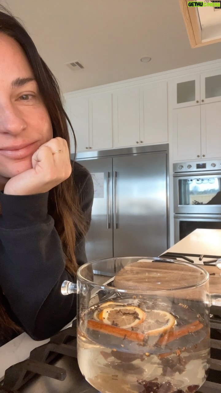 Laura Lentz Instagram - You only have 23 days to enjoy the “most wonderful time of the year”!!! Order your Stovetop gifts today! There’s something special about receiving a homemade gift… Link is in my Bio 🌲