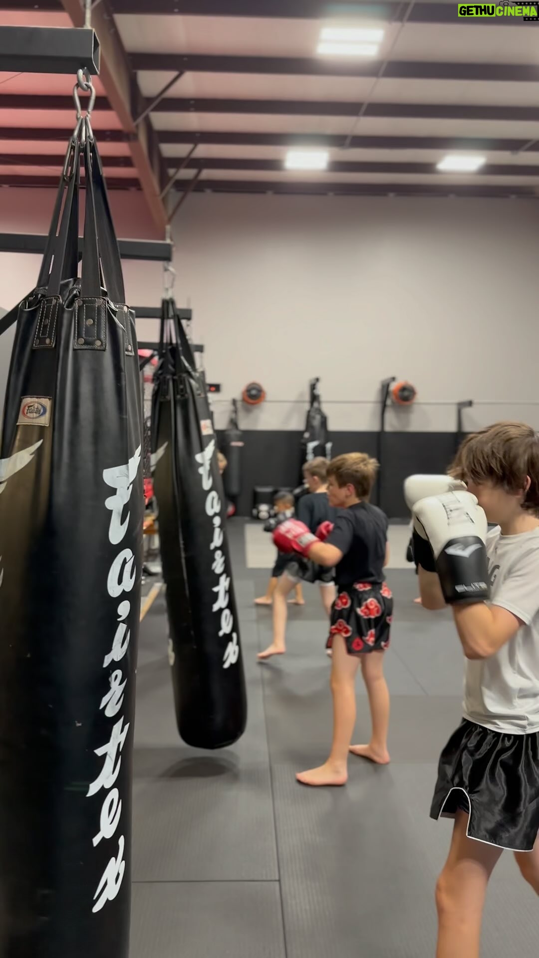 Laura Lentz Instagram - watch out for those elbows! @forzacombatsports Muay Thai gym is awesome!