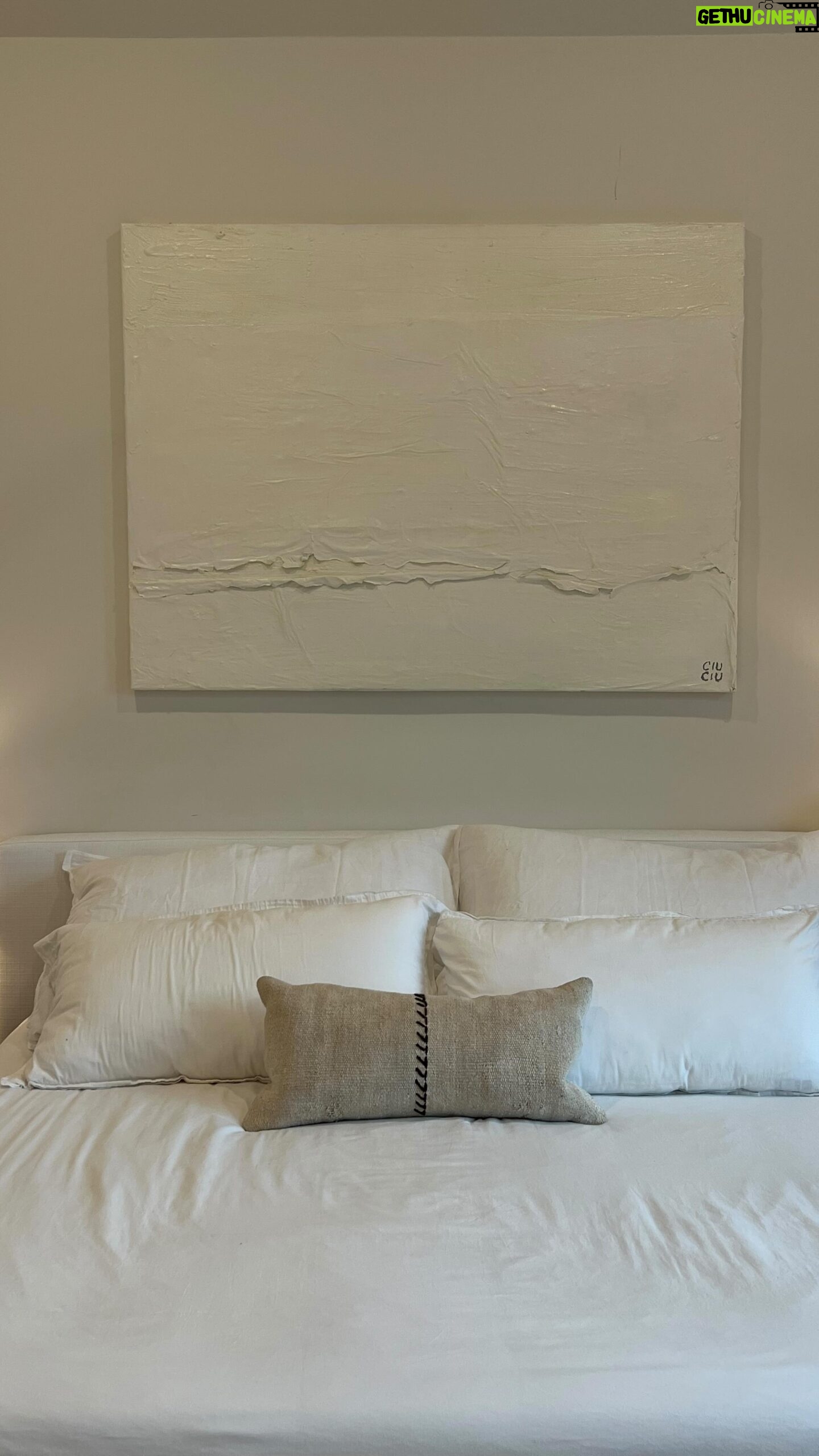 Laura Lentz Instagram - anyone else hate hanging pics on your walls?? try the tape trick… so easy!!! artwork by @ciuciu.sebastian